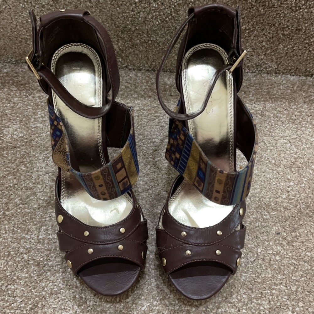 Brown platform heels with multicolored designed straps & gold accents. Size 9M